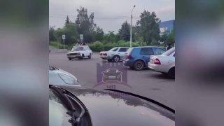 В Красноярске инспекторы ДПС привлекли к административной ответственности 22-летнего водителя, который прокатил своих друзей на крыше легкового автомобиля