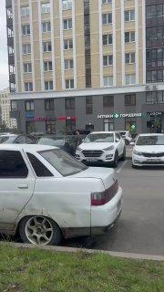 Москва. Босоногий и прилежный семьянин из чечни пытается открыть чужие тачки....