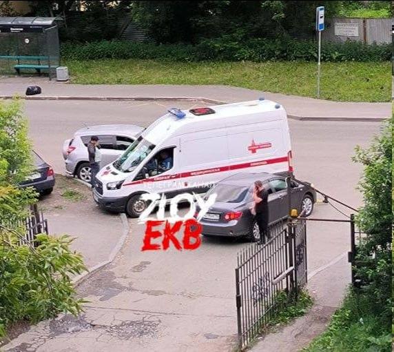 На Ольховской на въезде во двор сбили девочку на самокате Очевидцы говорят,...
