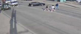 Видео страшного наезда тяжелого грузовика на пешехода в Волгограде