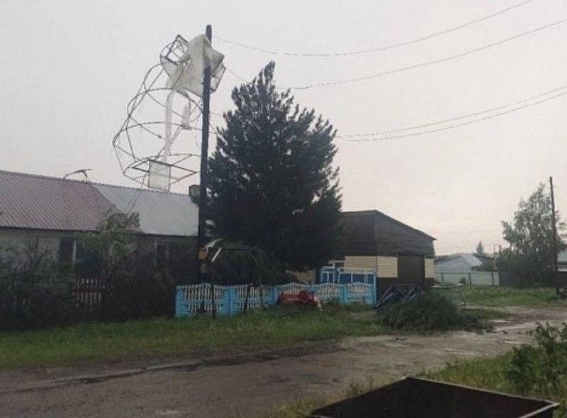 Теплицу намотало на опору во время урагана в Балахте