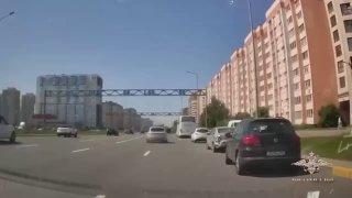 Выбросил наркотики из окна и дал по газам. В Петербурге гаишники со стрельбой гонялись за лихачом на «Порше»
