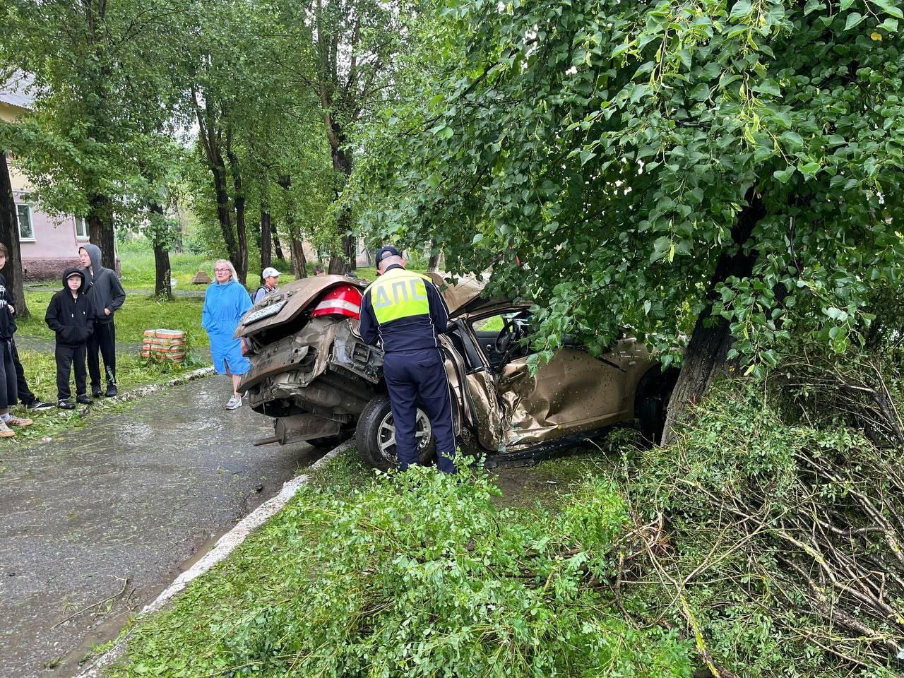 Сегодня мужчина за рулем Nissan устроил аварию в Первоуральске На улице...
