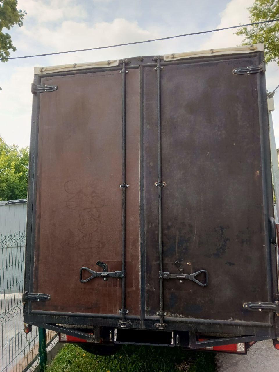 Православные активисты заставили владельца «ГАЗели» закрасить граффити на машине — на нём была изображена монахиня в тату