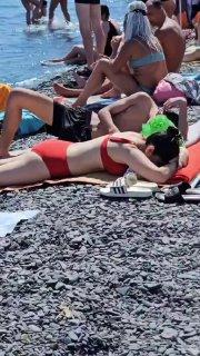 Мазут - не повод отменять отпуск: пляжи Анапы ломятся от туристов