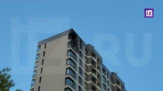 Попадание беспилотника вызвало пожар в одной из многоэтажек Красногорска. Об...