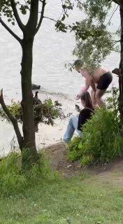 На Верхнем Суздальском озере мужчина разорял гнездо лысух.