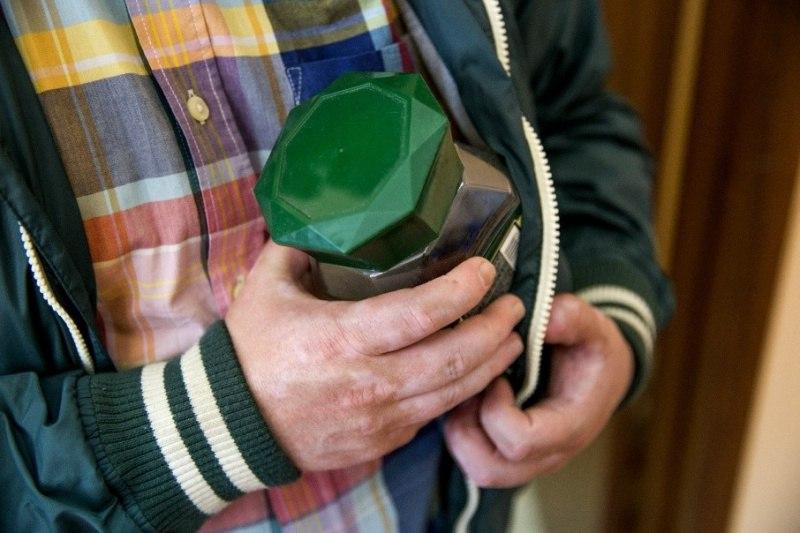 Полиция Абакана задержала вора, укравшего из магазина восемь банок кофе