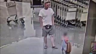Мужчина схватил чужого ребенка в Шереметьево и жестко швырнул головой о пол: малыш в коме