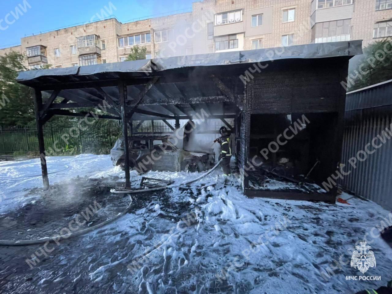 Огонь уничтожил автомобиль в Брянске
