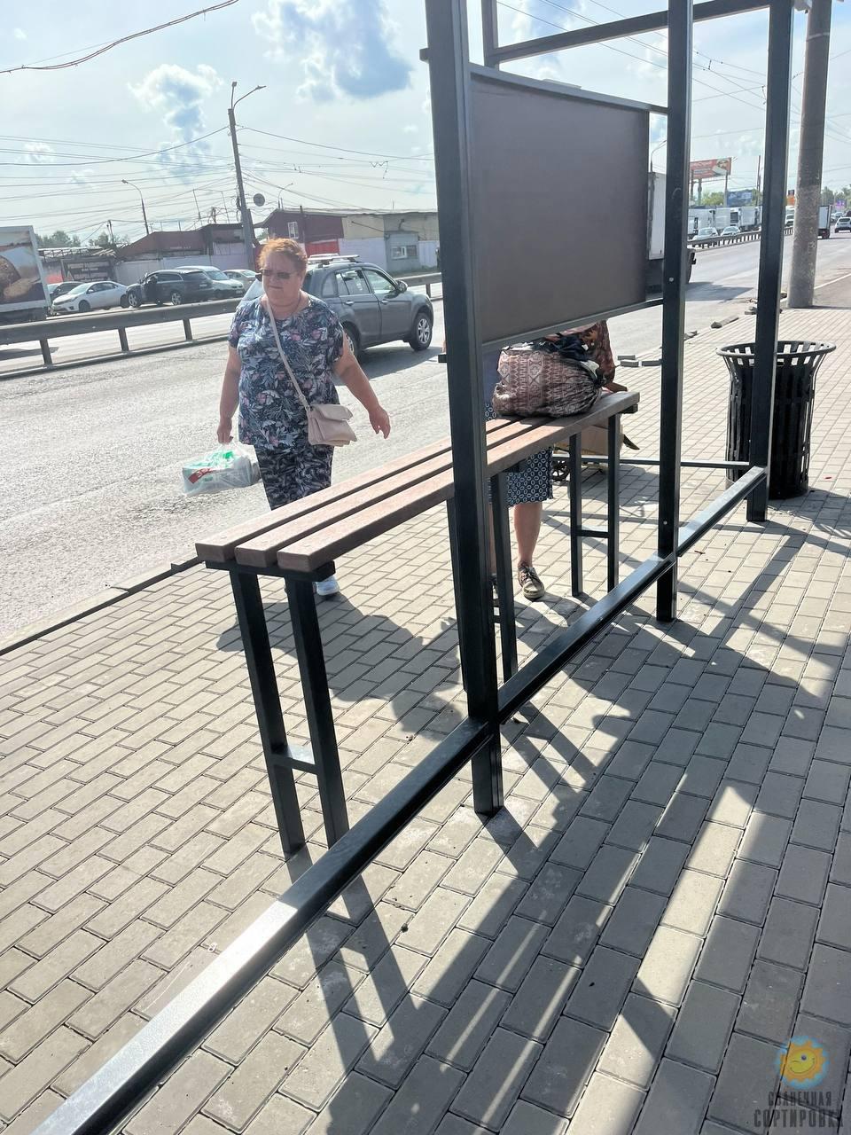 В Нижнем Новгороде нашли «барную» скамейку на остановке.