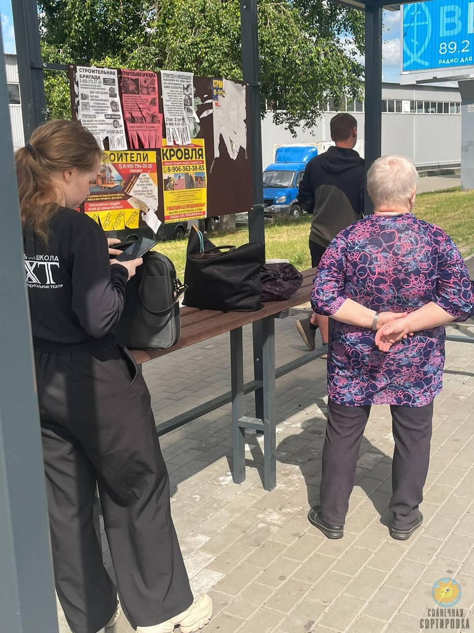В Нижнем Новгороде нашли «барную» скамейку на остановке.