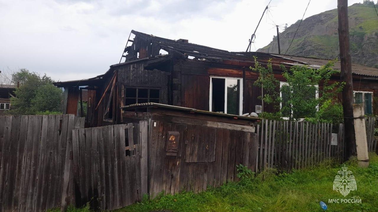 В Абазе пожарные спасли из горящего дома человека
