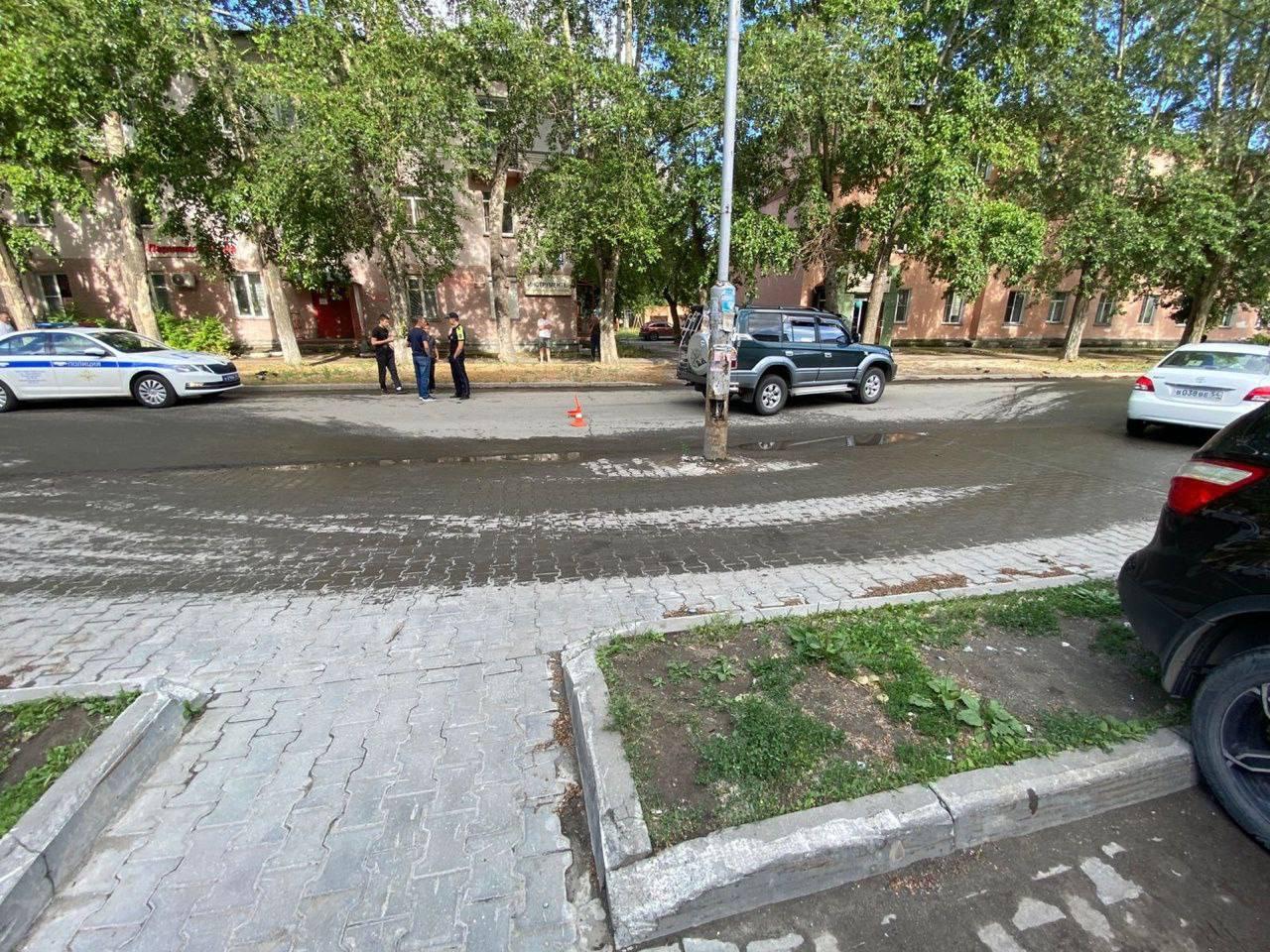 В Новосибирске водитель «Лэнд Крузера» сбил подростка, который перебегал дорогу