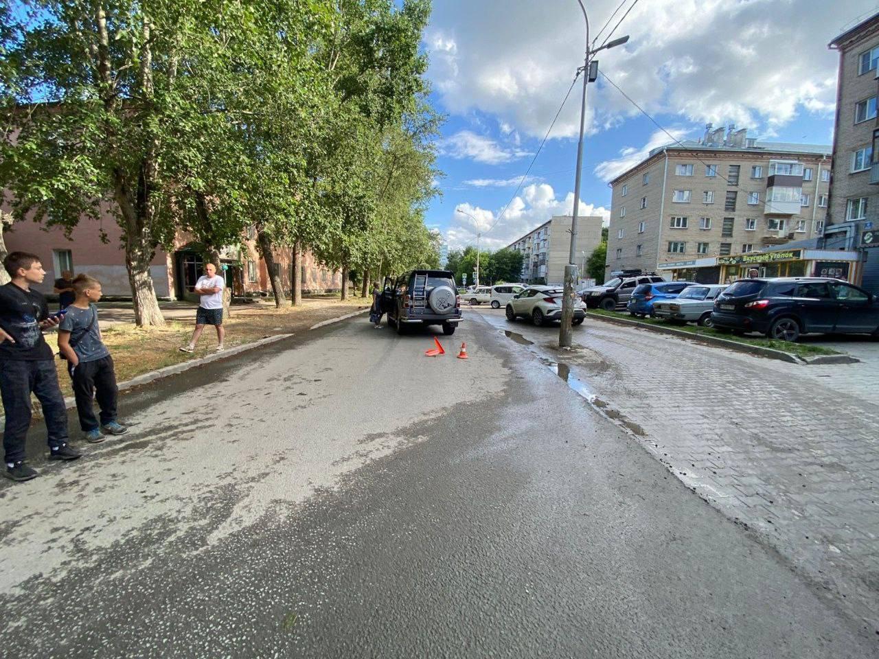 В Новосибирске водитель «Лэнд Крузера» сбил подростка, который перебегал дорогу