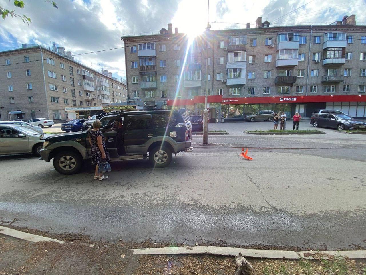 В Новосибирске водитель «Лэнд Крузера» сбил подростка, который перебегал дорогу