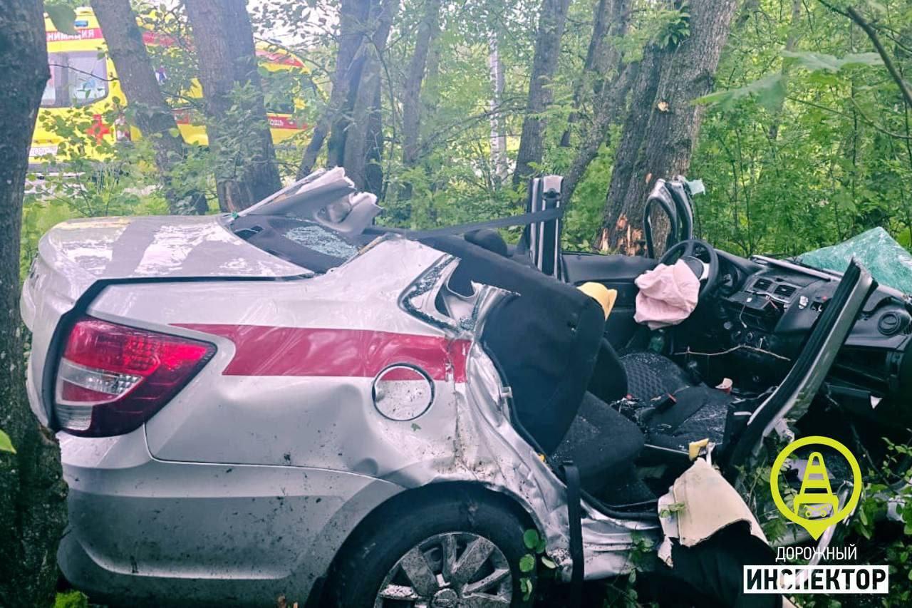 Автомобиль с росгвардейцами съехал в кювет и врезался в дерево на Заповедной...