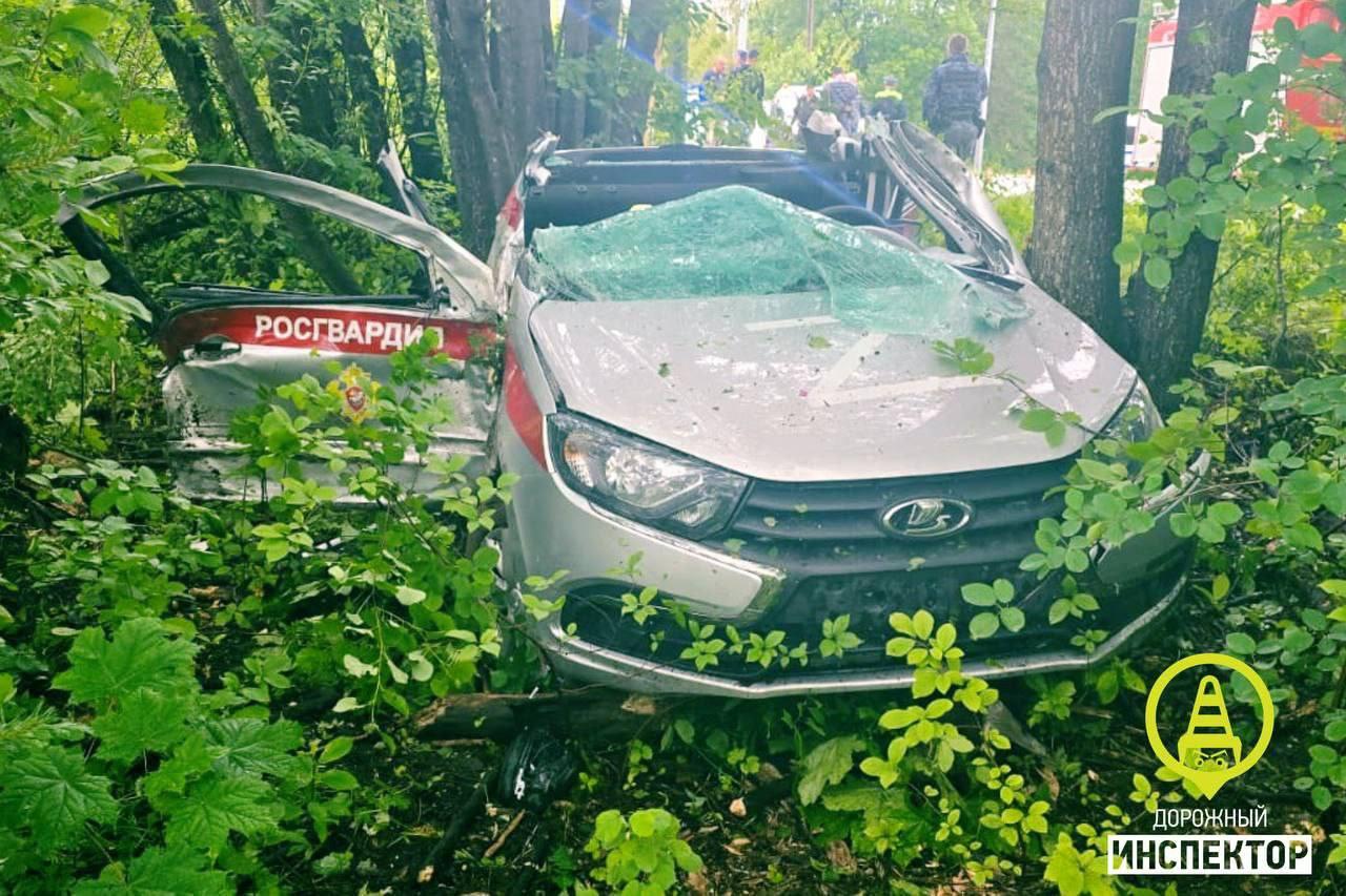 Автомобиль с росгвардейцами съехал в кювет и врезался в дерево на Заповедной...