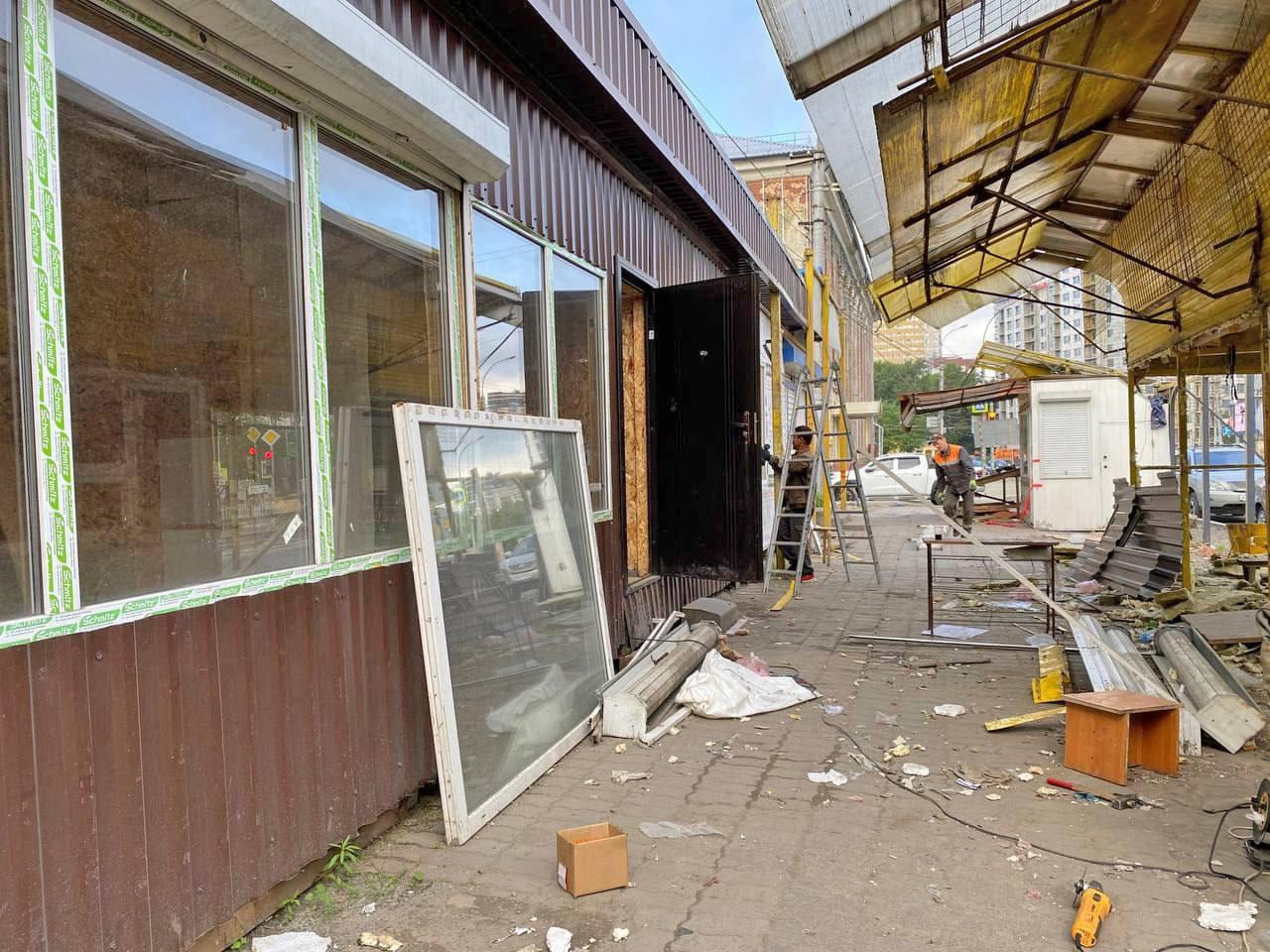В Кировском районе на Мира демонтируют небольшой рынок.