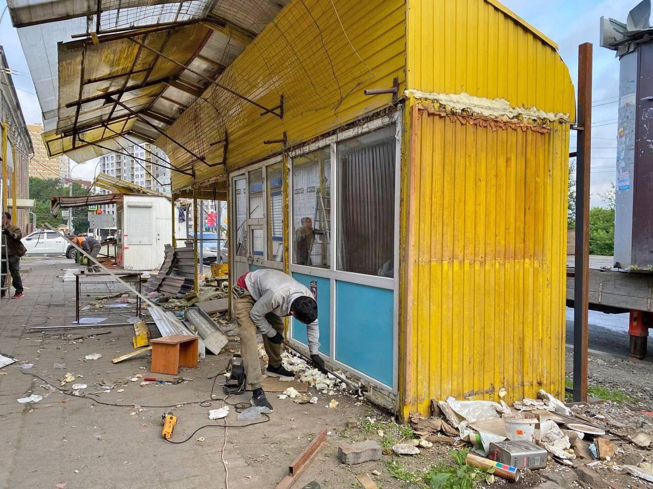 В Кировском районе на Мира демонтируют небольшой рынок.