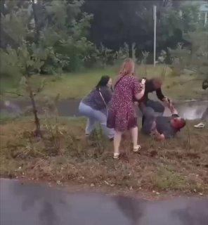 В Челябинской области на водителя автобуса, следовавшего маршрутом  Челябинск — Дубровка, с пистолетом напал пьяный пассажир.