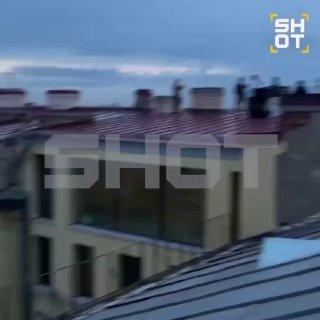 В Петербурге более 50 туристов застряли на крыше во время экскурсии стоимостью 3 тысячи рублей.