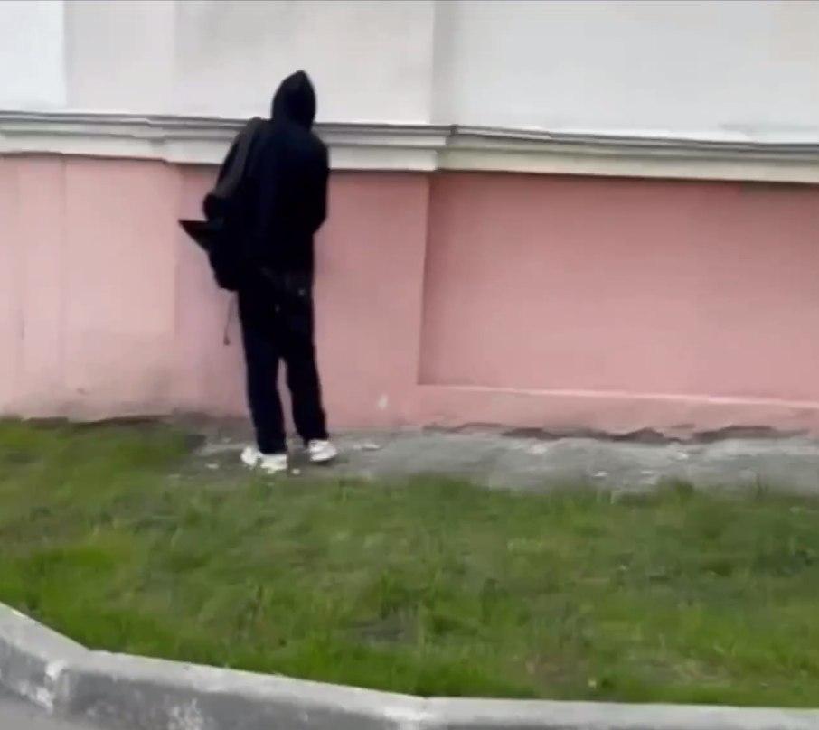 В центре Екатеринбурга задержали школьника, который расклеивал листовки наркошопа