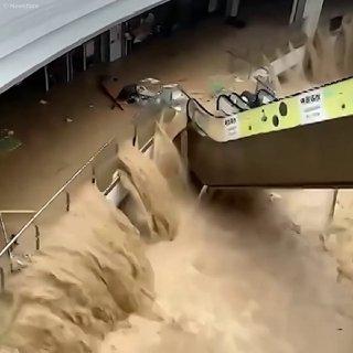 Китай ушел под воду: в провинции Гуйчжоу произошло мощное наводнение