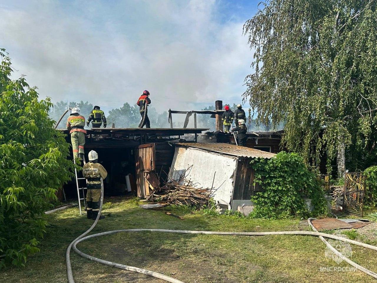 В Абакане пожарные эвакуировали из горящего дома три газовых баллона