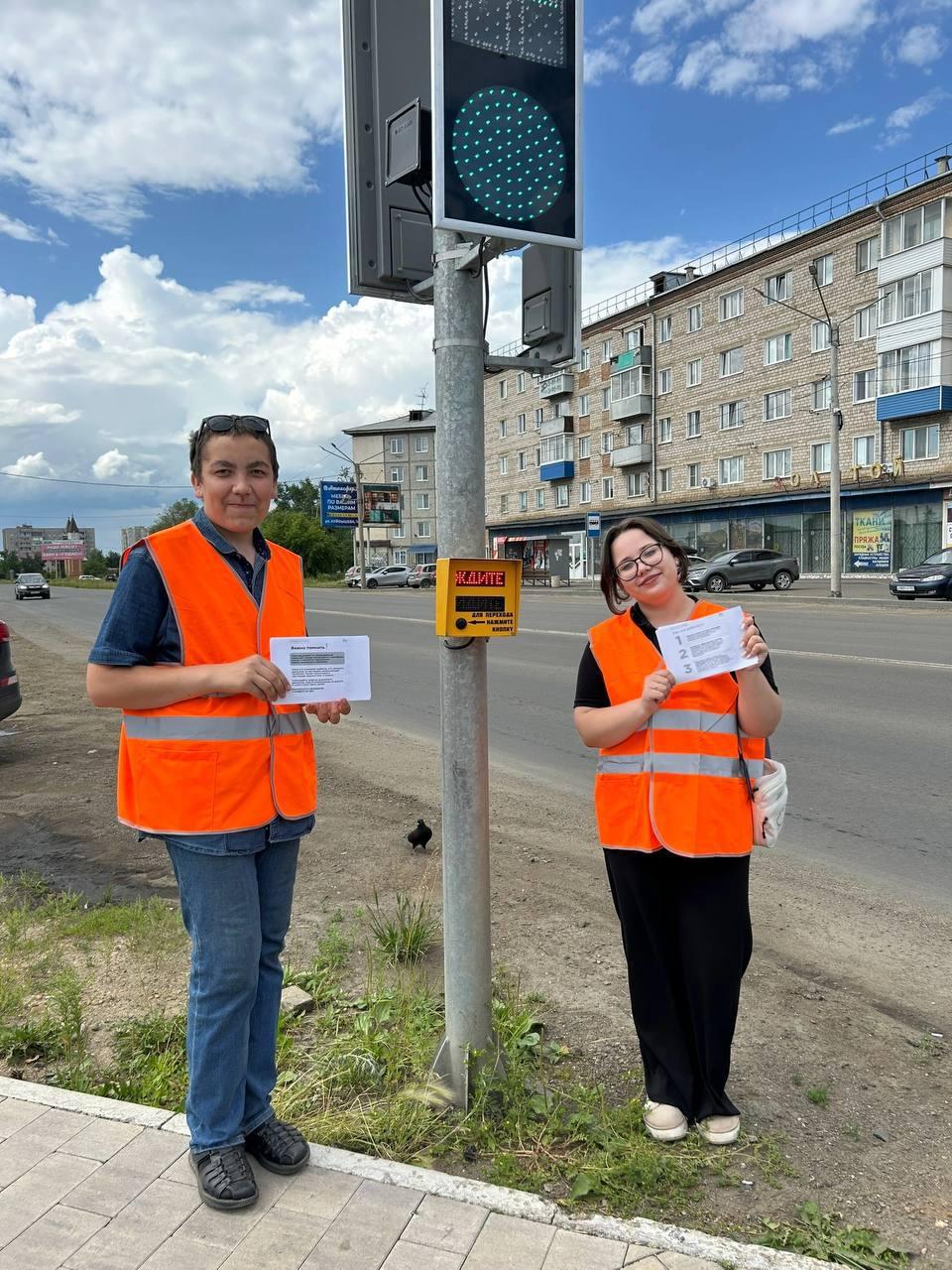 Волонтёры движения «МыВместе» провели акцию у нового пешеходного светофора,...