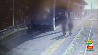 В Красноярске инспекторы ПДН установили трех подростков, которые катались на поезде, но с внешней его стороны