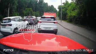 Еще одной записью момента ДТП на Логовом шоссе поделился читатель.