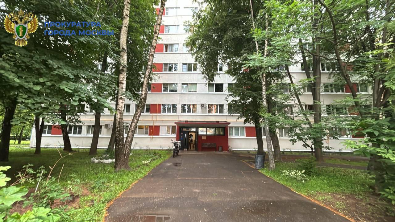 На улице Обручева двухлетний ребенок выпал из окна с высоты 7 этажа и выжил...