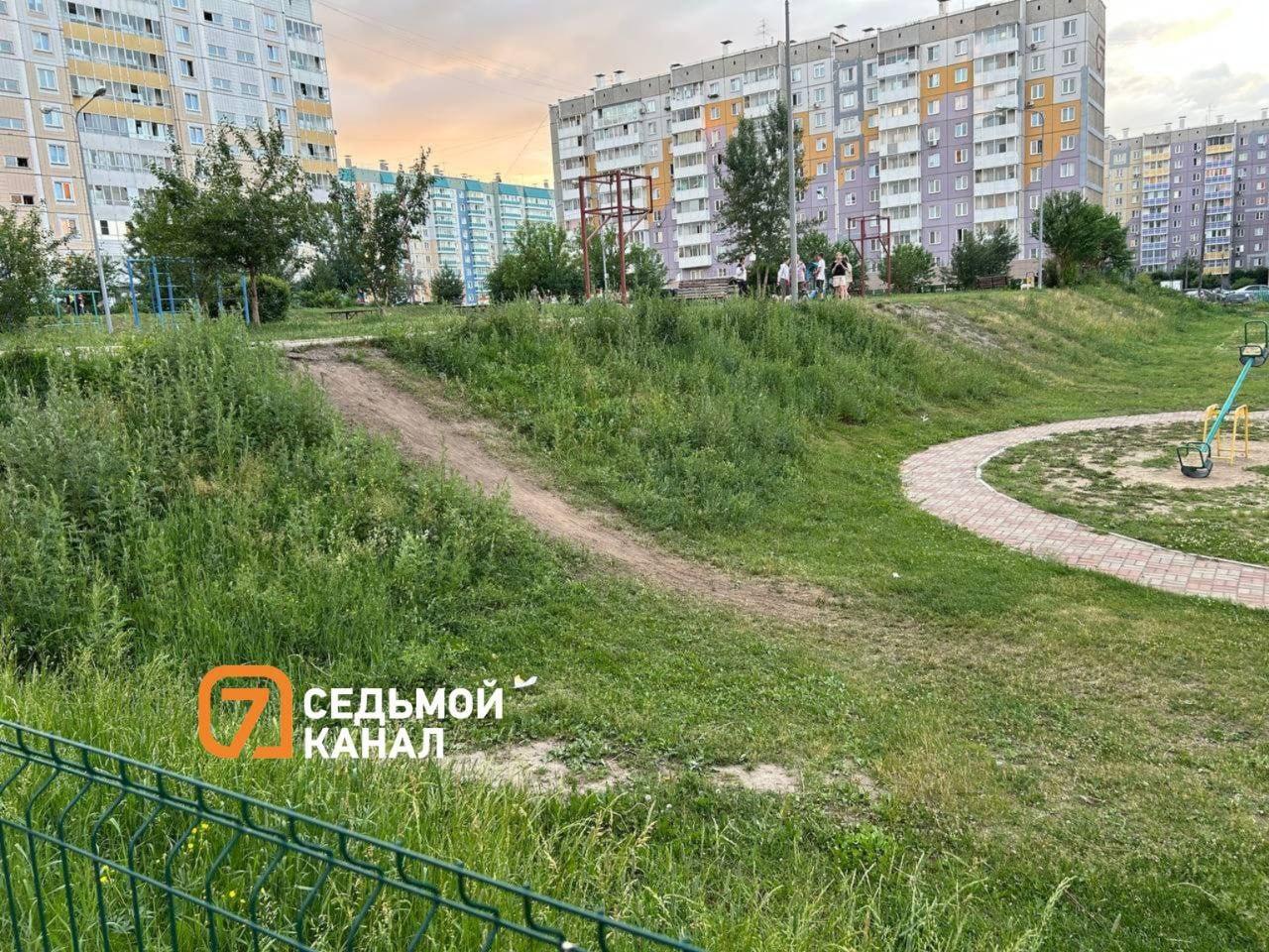 Мальчишка разбился в Покровском, катаясь с горки на самокате.