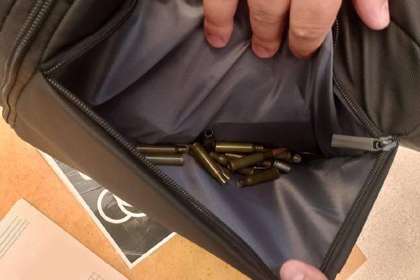 Турист пытался пронести в Эрмитаж 20 гильз и один боевой патрон.
