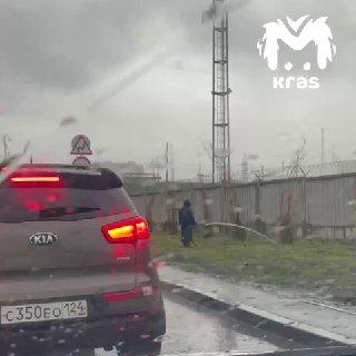 Фото дня: рабочий поливает саженцы на Пашенном, пока город топит ливень.