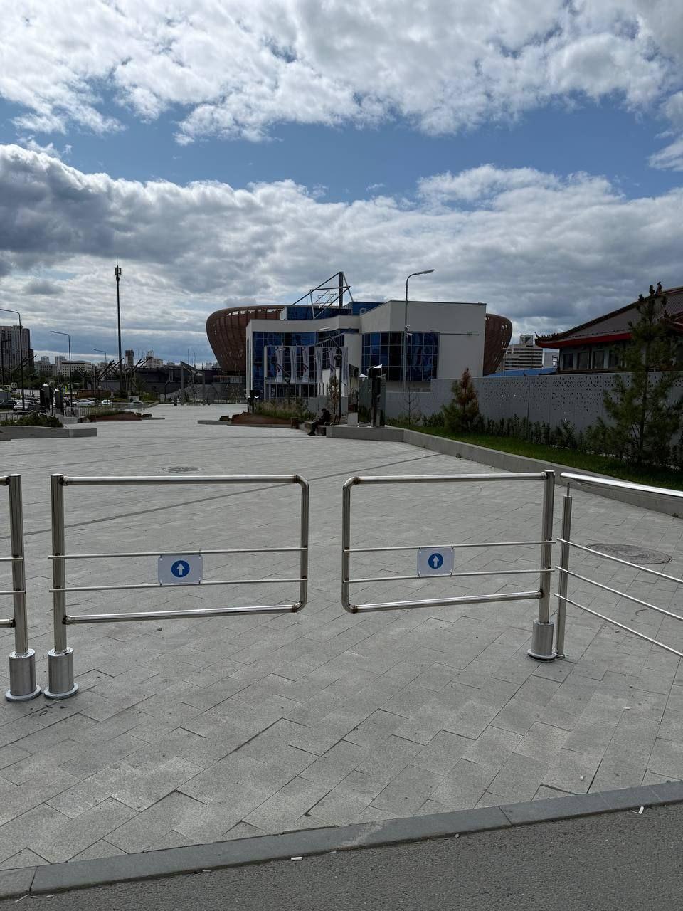 В Екатеринбурге синагогу защитили от самокатчиков.