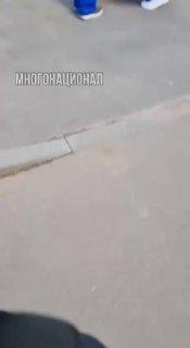 В районе Сев. Тушино мужчина бродил возле подъезда и бился головой об урну.