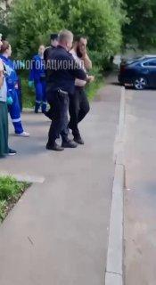 В районе Сев. Тушино мужчина бродил возле подъезда и бился головой об урну.