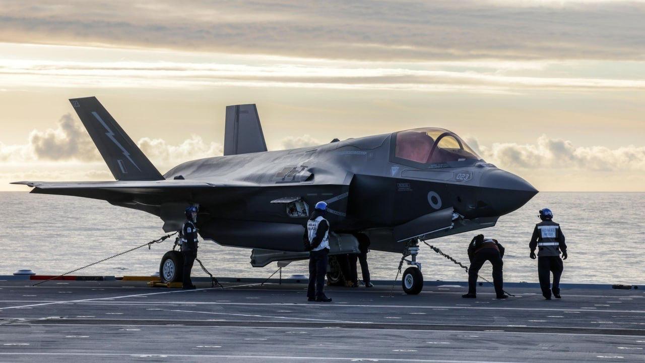 Великобритания закупит у США больше десяти истребителей F-35, способных нести ядерное оружие, пишет Sky News.