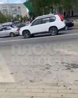 В Ставрополе толпа устроила массовое побоище прямо на дороге и водителям пришлось ждать завершения драки.