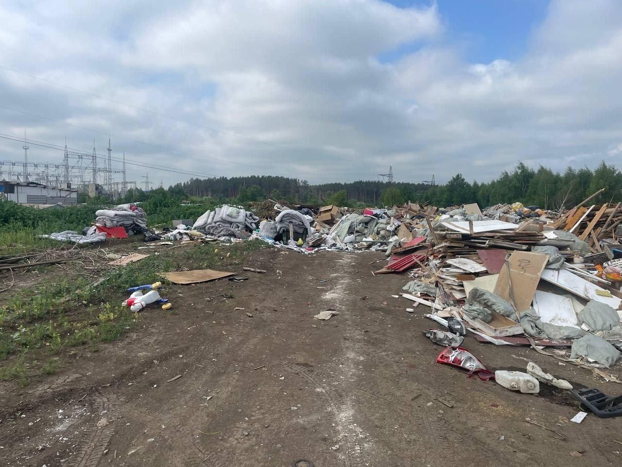 В Екатеринбурге разрастается очередная несанкционированная свалка. Стихийный...