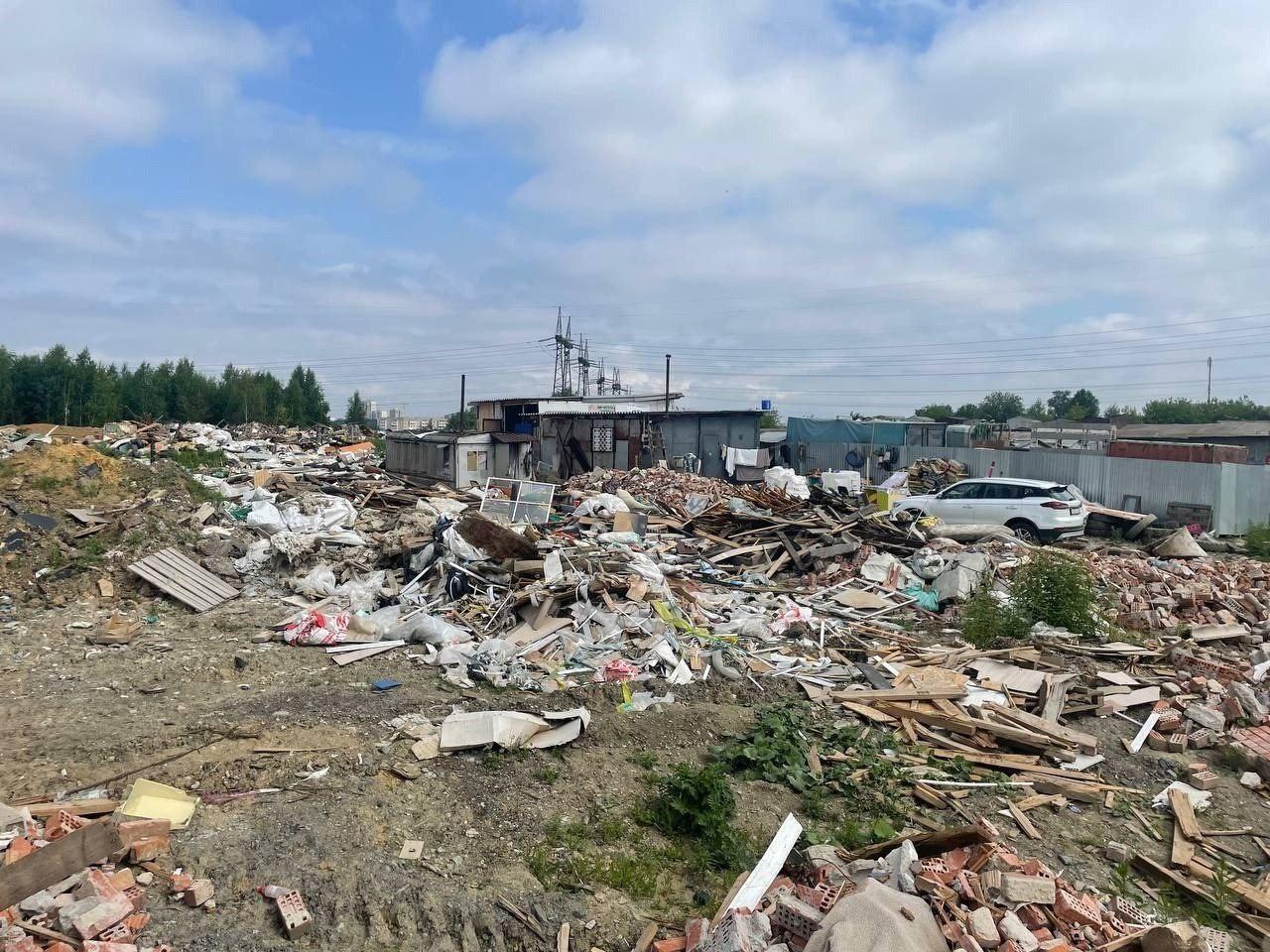 В Екатеринбурге разрастается очередная несанкционированная свалка. Стихийный...