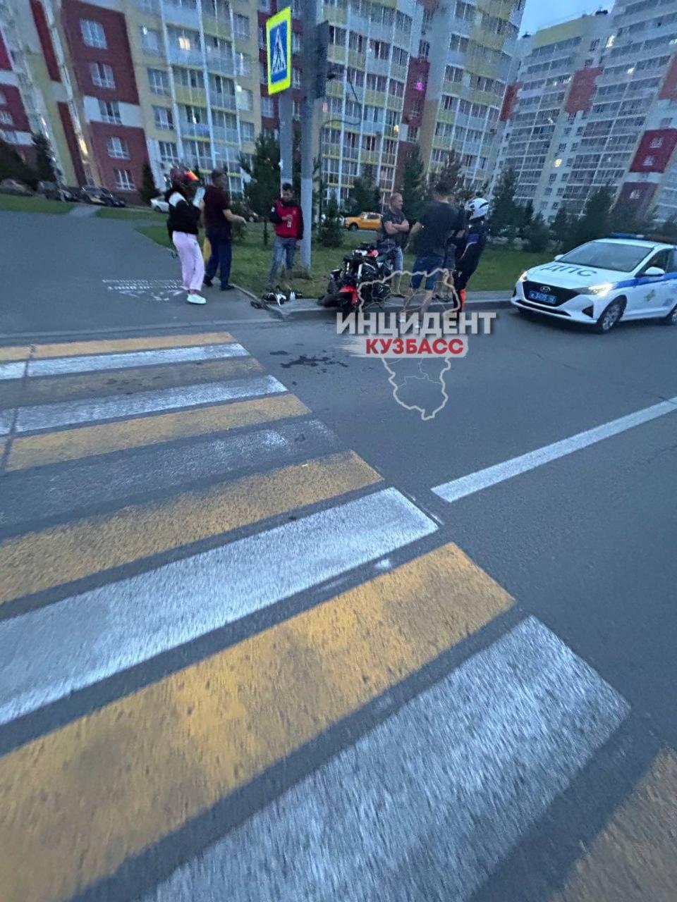 В Кемерово вчера мотоциклист пытался встать на заднее колесо, но упал и пролетел около 20 метров на спине.