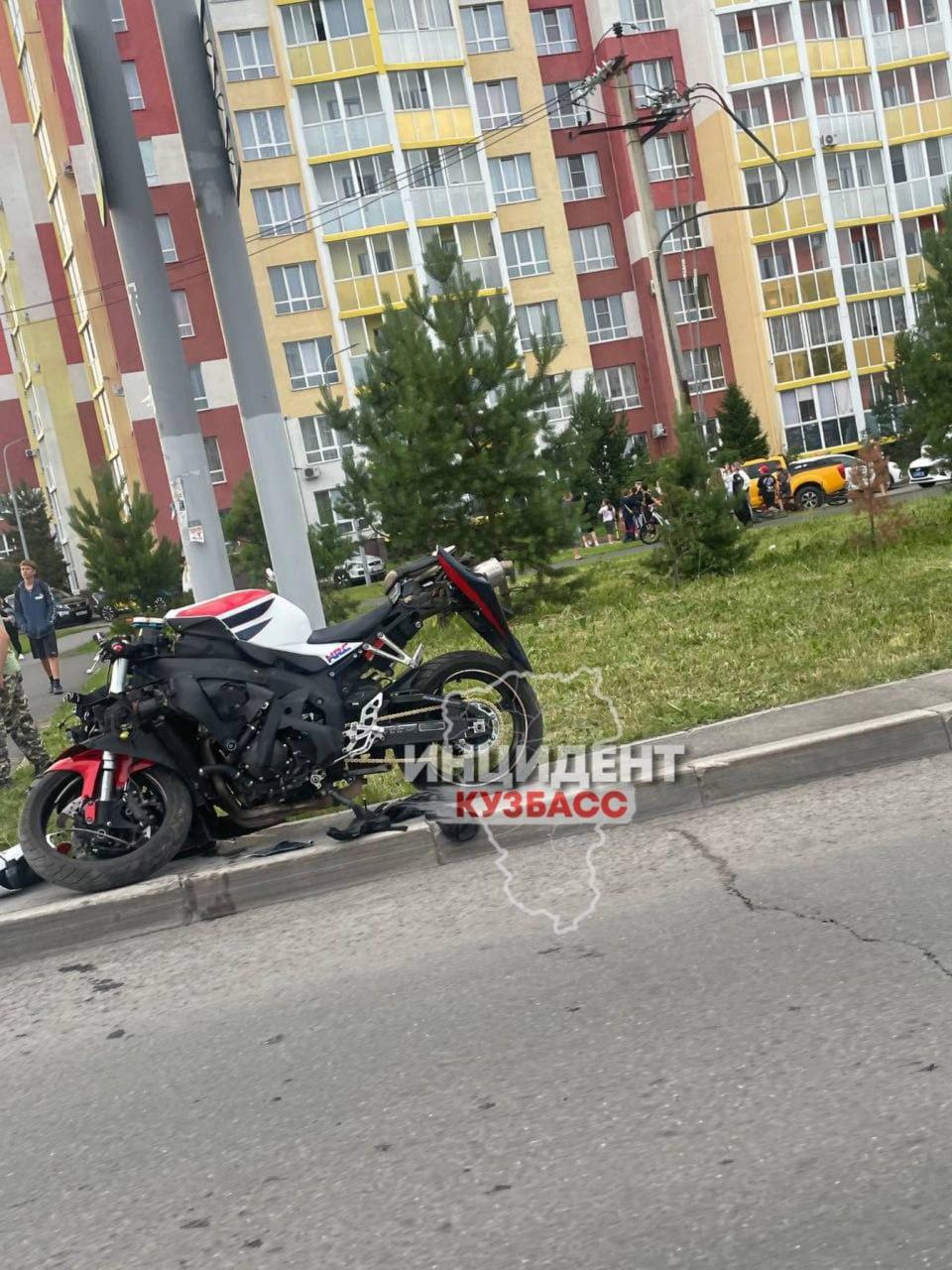 В Кемерово вчера мотоциклист пытался встать на заднее колесо, но упал и пролетел около 20 метров на спине.