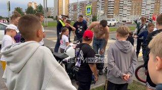 В Кемерово вчера мотоциклист пытался встать на заднее колесо, но упал и пролетел около 20 метров на спине.