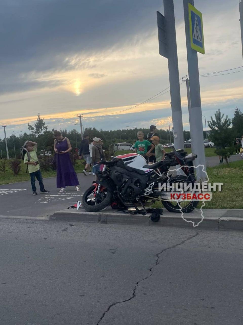 В Кемерово вчера мотоциклист пытался встать на заднее колесо, но упал и пролетел около 20 метров на спине.