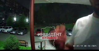 Неадекватный мужчина с ножом перепугал жителей дома по пр. Октябрьский, 82 в...