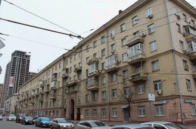 В Москве женщина выпала из окна, пытаясь покормить дворовую кошку.