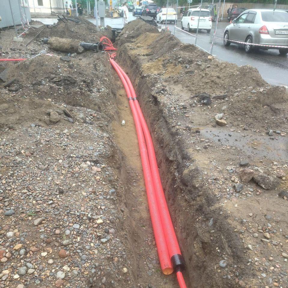 В центре Красноярска закапывают провода под землю.